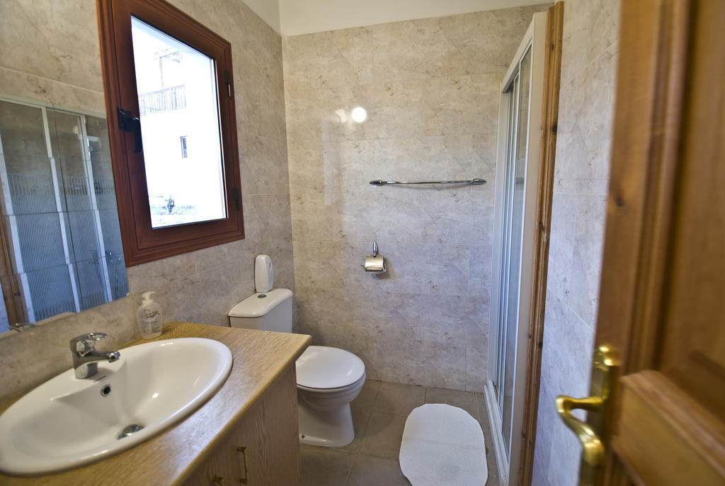 Lania Royal Oak House By Trulycyprus Villa Room photo